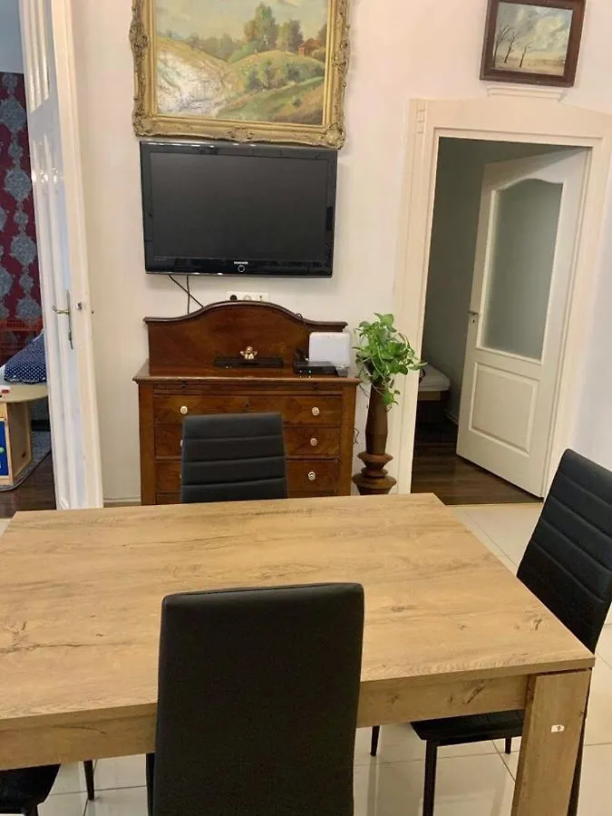 Budapest Diamond Flat 0*,